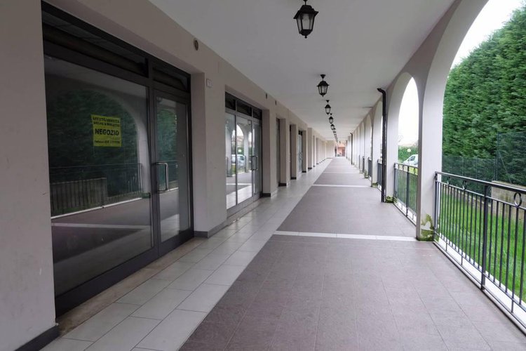 Negozio con vetrina Brembate di Sopra