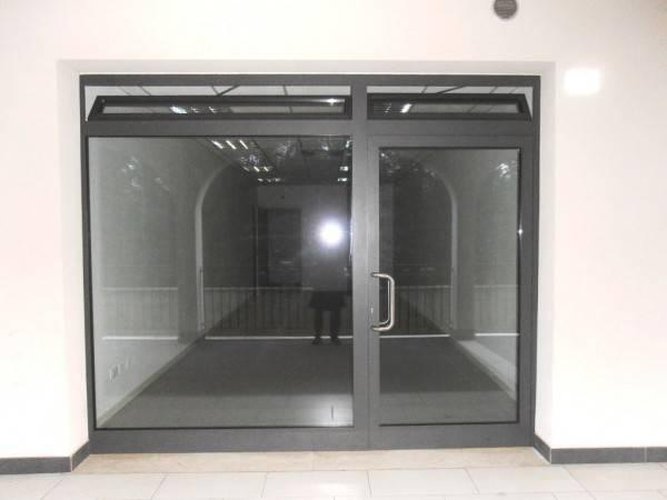 Negozio con vetrina Brembate di Sopra