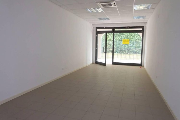 Negozio con vetrina Brembate di Sopra