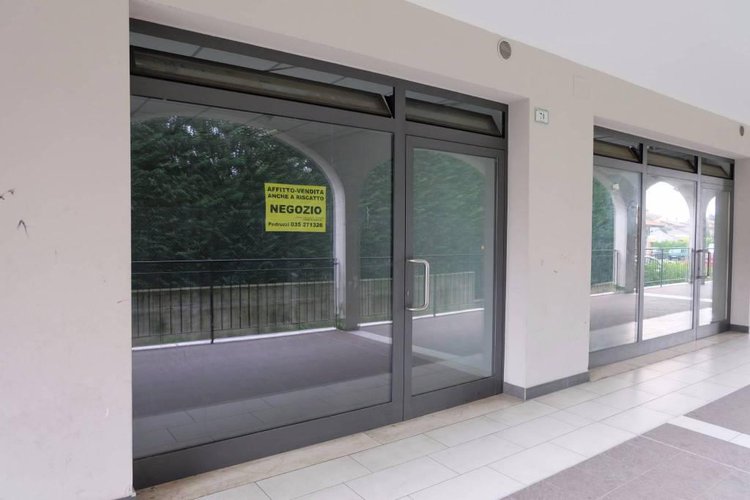 Negozio con vetrina Brembate di Sopra