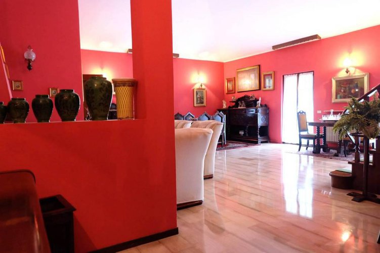 ultimo piano 330 mq + 800 area esclusiva Castelli Calepio