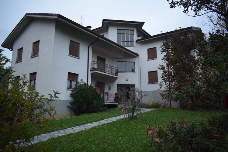 Locatello trilocale balconato in signorile palazzina Locatello