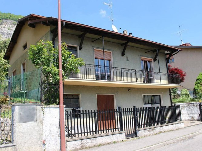 Casa indipendente con terreno e autorimessa Zandobbio