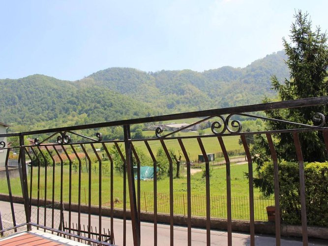 Casa indipendente con terreno e autorimessa Zandobbio