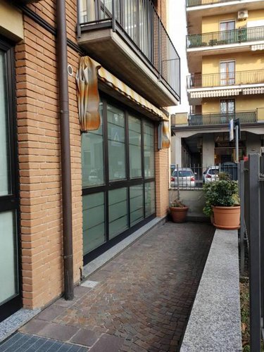 MERATESE NEGOZIO CON SOLUZIONE AFFITTO A RISCATTO Osnago