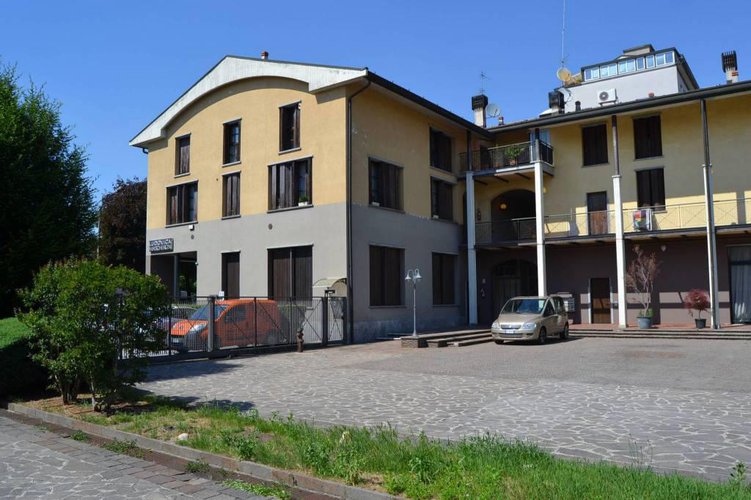 4 Locali Meda Iris Meda