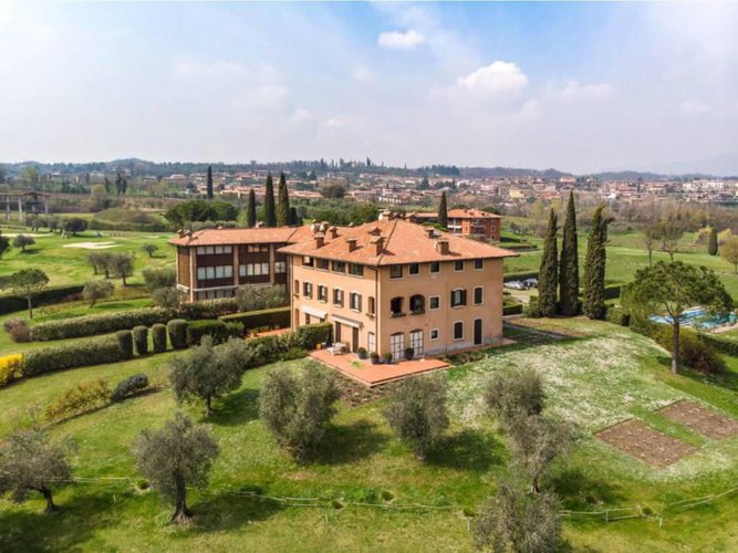 Soiano del Lago (BS). Nel Golf Club attico con vista Soiano del lago