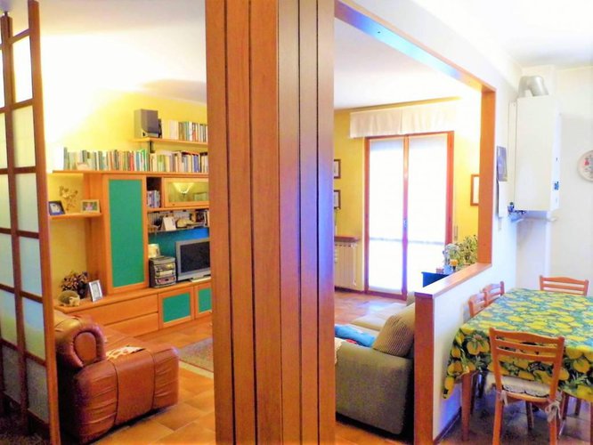 comodo ampio trilocale Carobbio degli Angeli