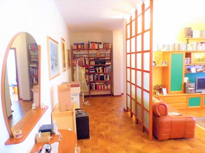 comodo ampio trilocale Carobbio degli Angeli