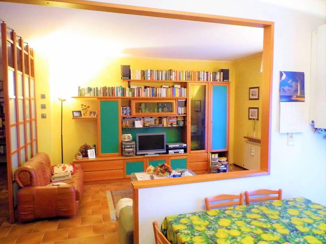 comodo ampio trilocale Carobbio degli Angeli