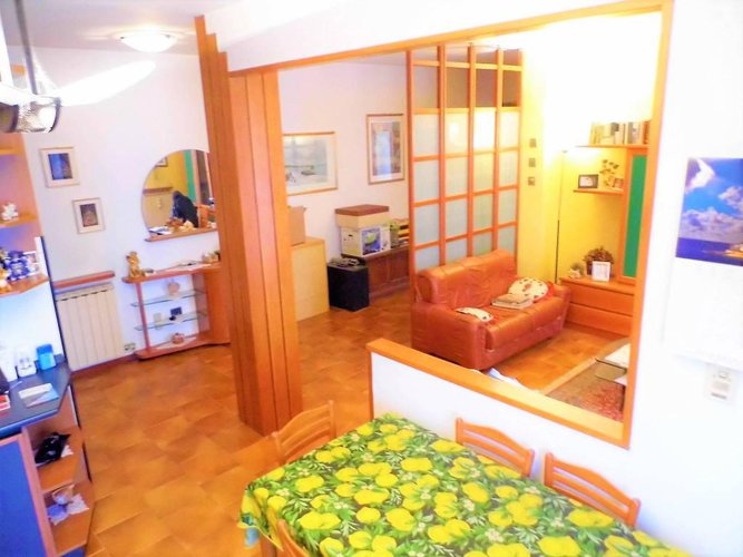 comodo ampio trilocale Carobbio degli Angeli