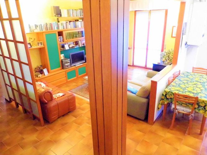 comodo ampio trilocale Carobbio degli Angeli