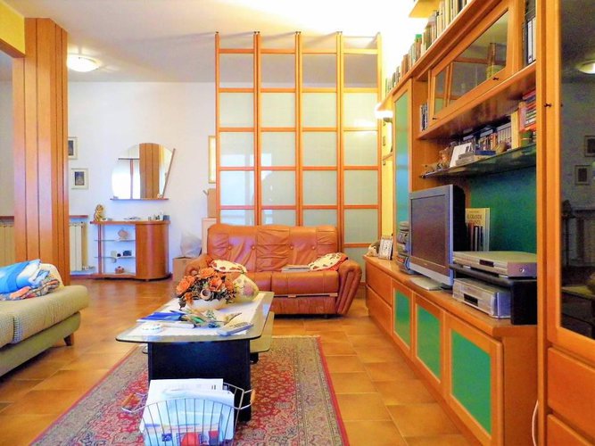 comodo ampio trilocale Carobbio degli Angeli