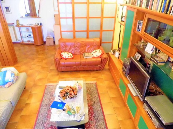 comodo ampio trilocale Carobbio degli Angeli