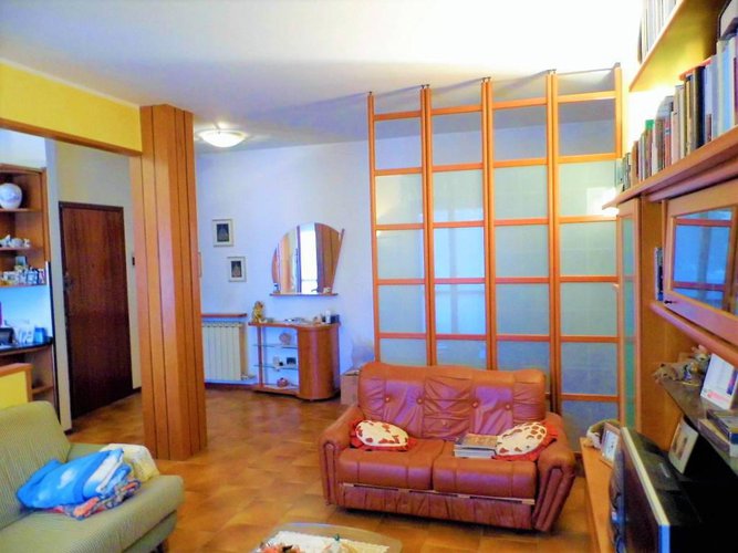 comodo ampio trilocale Carobbio degli Angeli