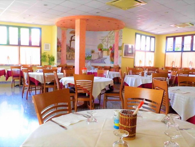 Su strada di fortissimo passaggio, edificio commerciale