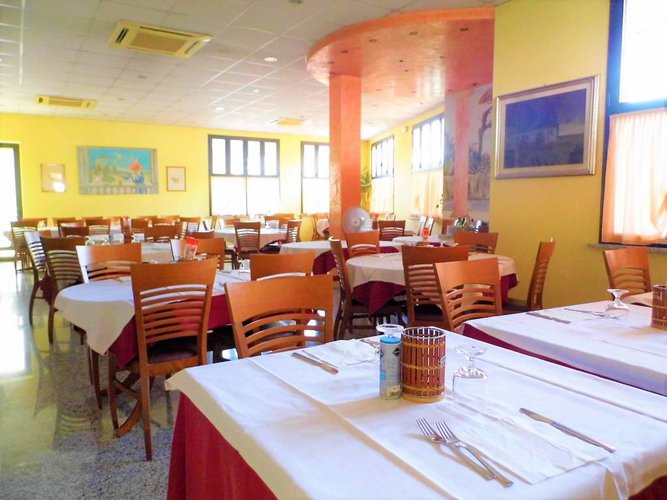 Su strada di fortissimo passaggio, edificio commerciale Cavernago