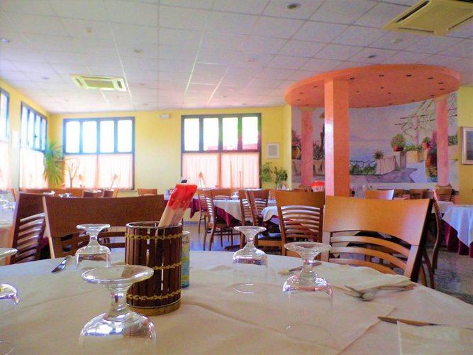 Su strada di fortissimo passaggio, edificio commerciale Cavernago