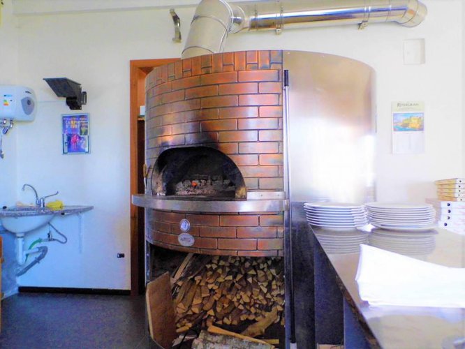 Su strada di fortissimo passaggio, edificio commerciale Cavernago