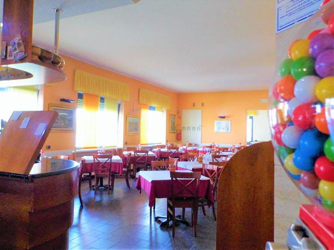 Su strada di fortissimo passaggio, edificio commerciale Cavernago