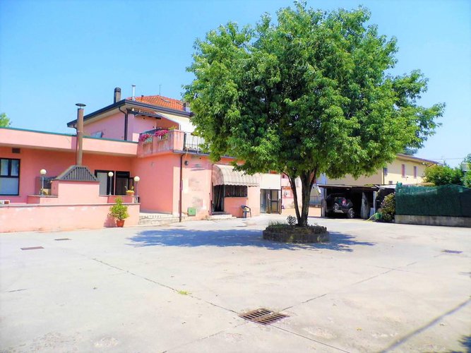 Su strada di fortissimo passaggio, edificio commerciale Cavernago