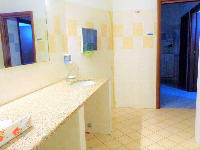 Su strada di fortissimo passaggio, edificio commerciale Cavernago