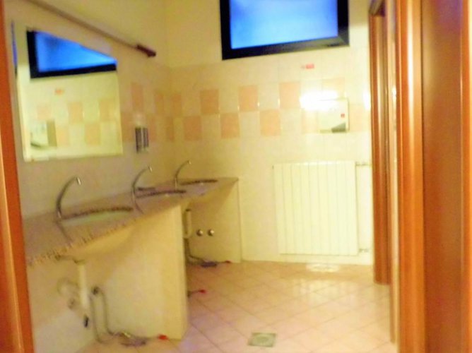 Su strada di fortissimo passaggio, edificio commerciale Cavernago