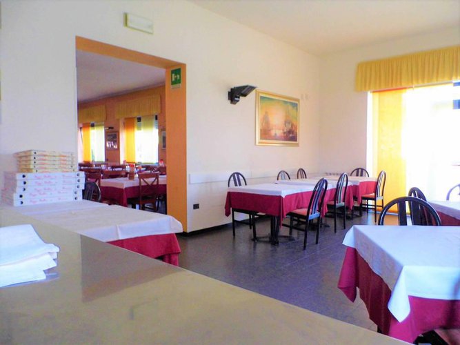 Su strada di fortissimo passaggio, edificio commerciale Cavernago