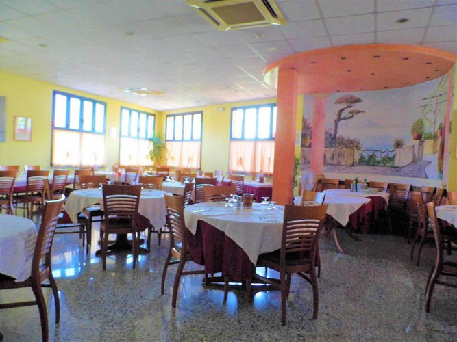 Su strada di fortissimo passaggio, edificio commerciale Cavernago