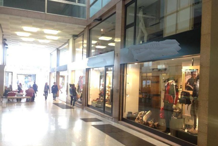 negozio doppia vetrina