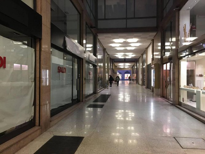 negozio doppia vetrina Bergamo