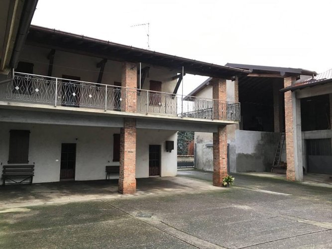 Cascinale con ampio terreno agricolo
