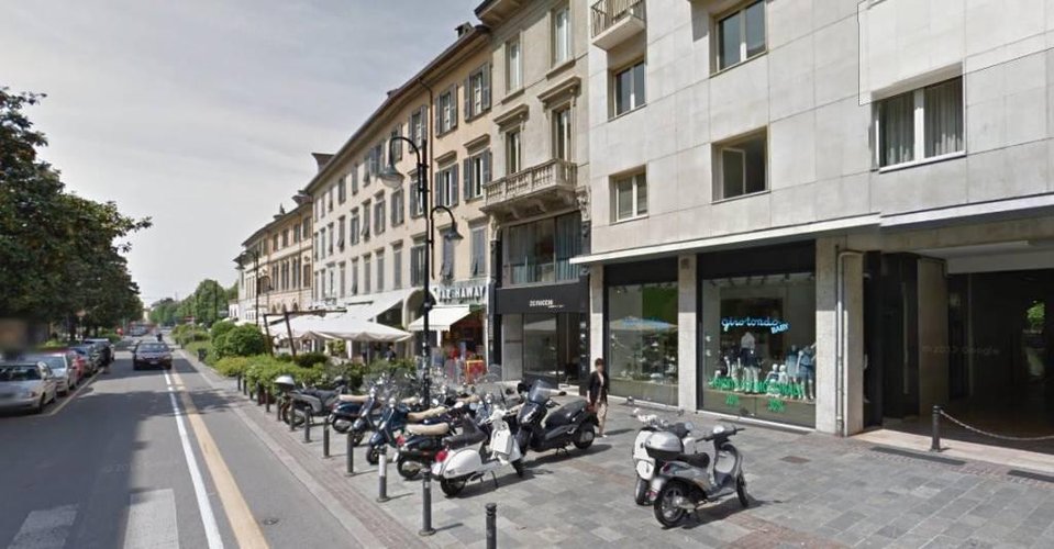 Negozio plurivetrine in zona centrale di pregio Bergamo