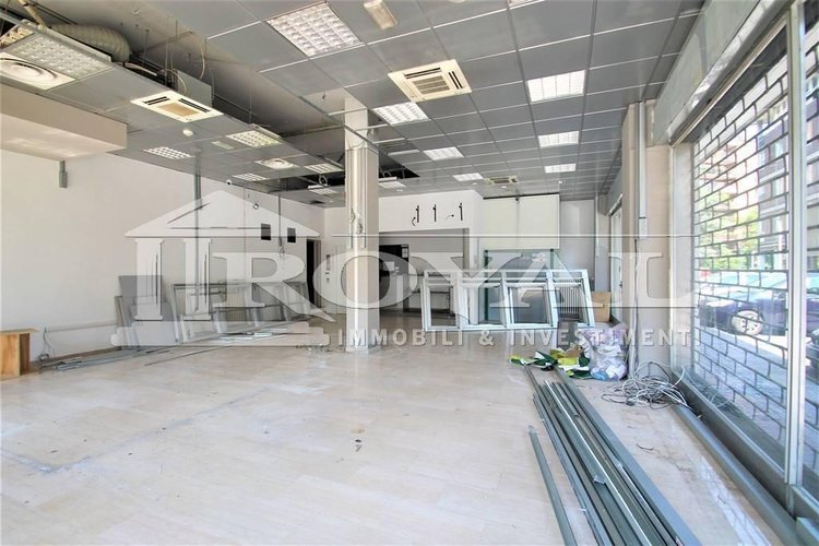 Negozio di 210 mq con cinque vetrine Bergamo