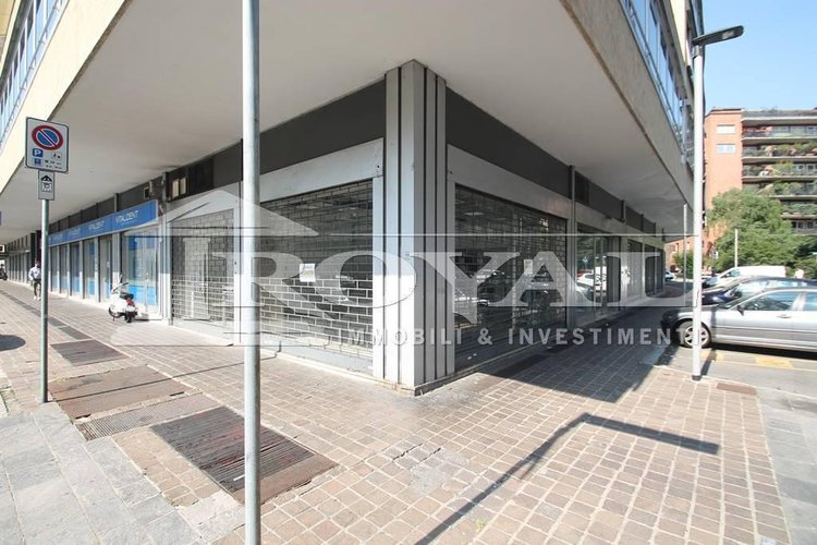 Negozio di 210 mq con cinque vetrine Bergamo