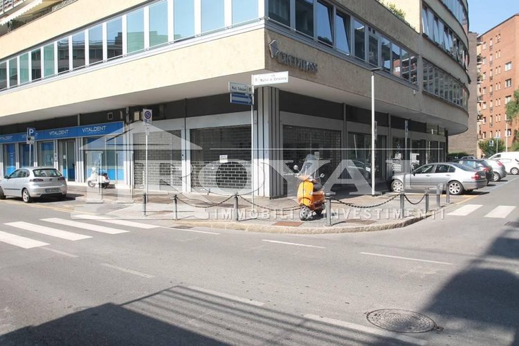 Negozio di 210 mq con cinque vetrine Bergamo