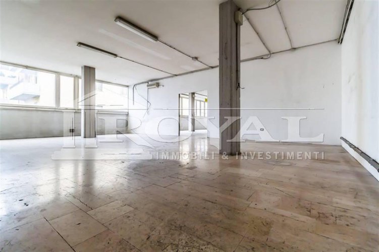 Locale commerciale di 700 mq