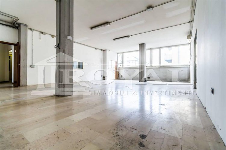 Locale commerciale di 700 mq Gorle