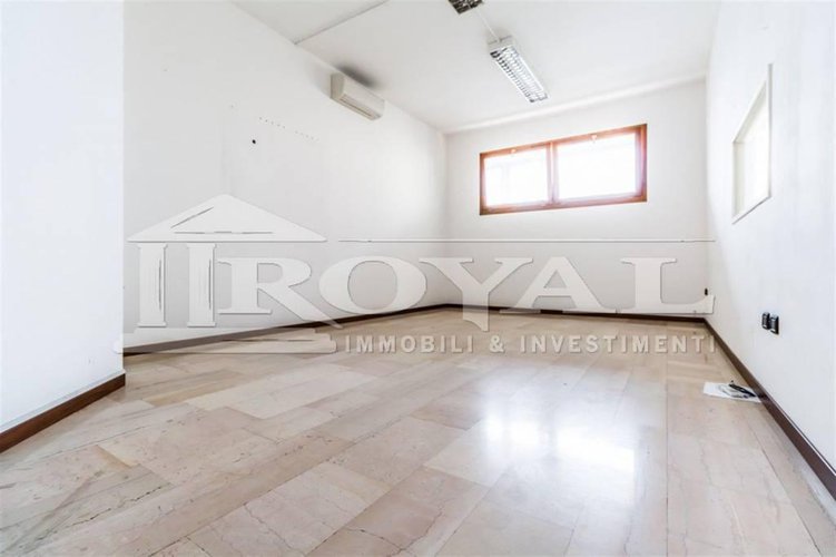 Locale commerciale di 700 mq Gorle