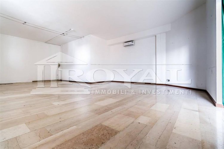Locale commerciale di 700 mq Gorle