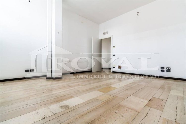 Locale commerciale di 700 mq Gorle