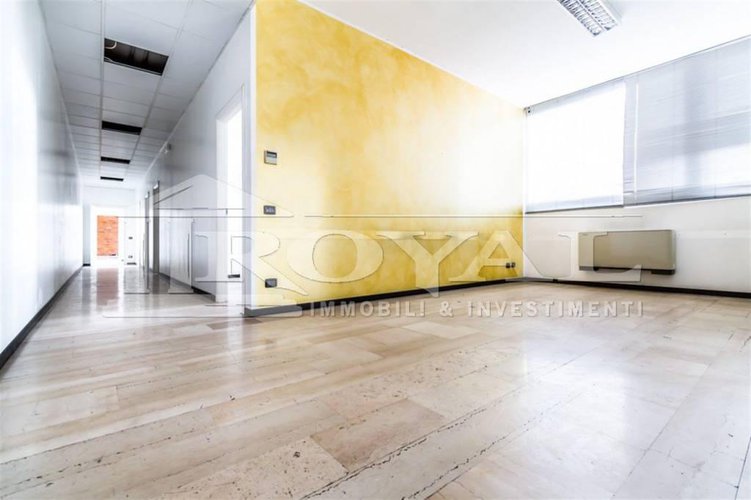 Locale commerciale di 700 mq Gorle