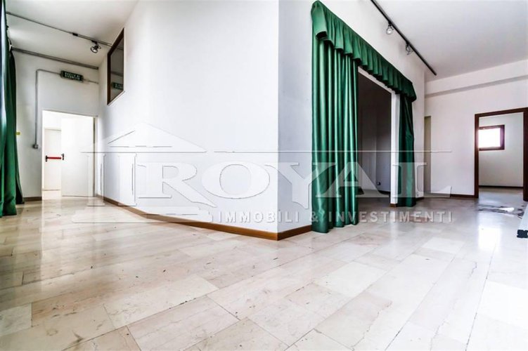 Locale commerciale di 700 mq Gorle