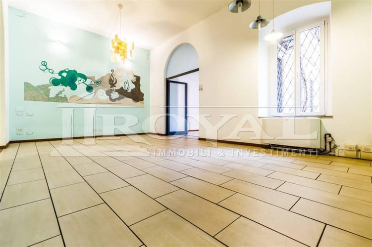 Negozio ristrutturato di 160 mq con due vetrine su strada Bergamo