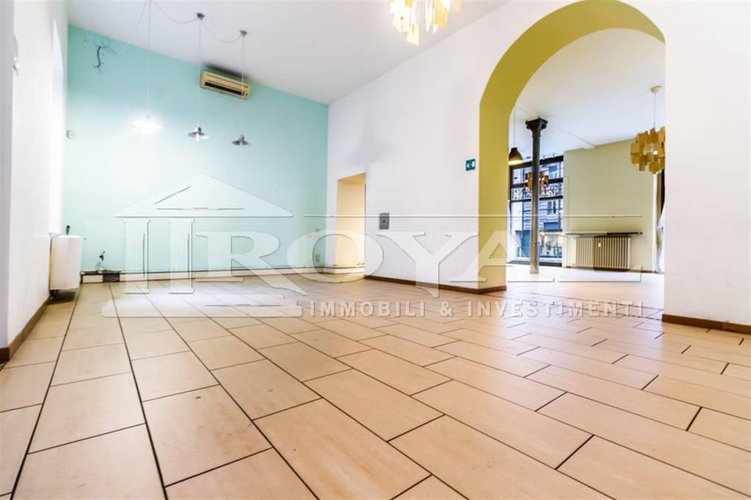 Negozio ristrutturato di 160 mq con due vetrine su strada Bergamo