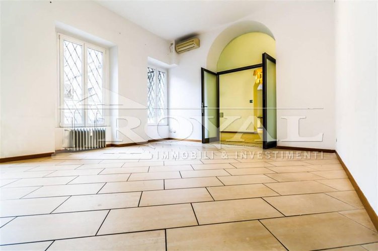 Negozio ristrutturato di 160 mq con due vetrine su strada Bergamo