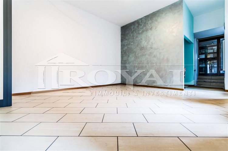 Negozio ristrutturato di 160 mq con due vetrine su strada Bergamo