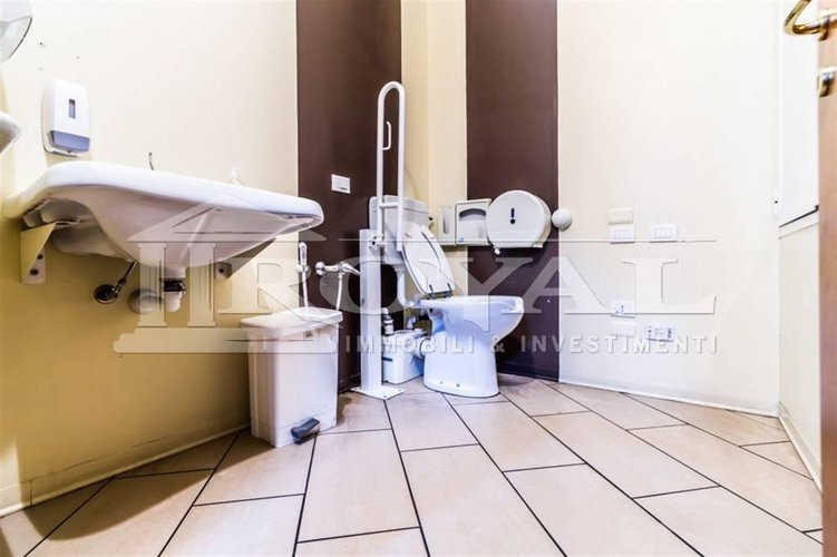 Negozio ristrutturato di 160 mq con due vetrine su strada Bergamo