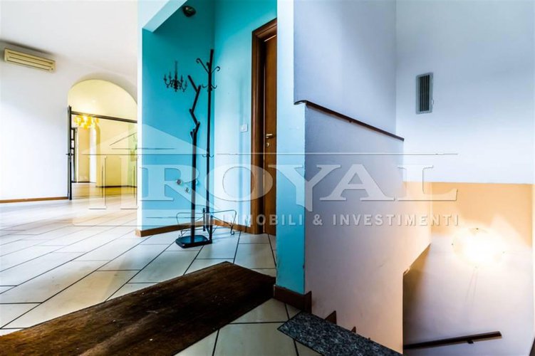 Negozio ristrutturato di 160 mq con due vetrine su strada Bergamo