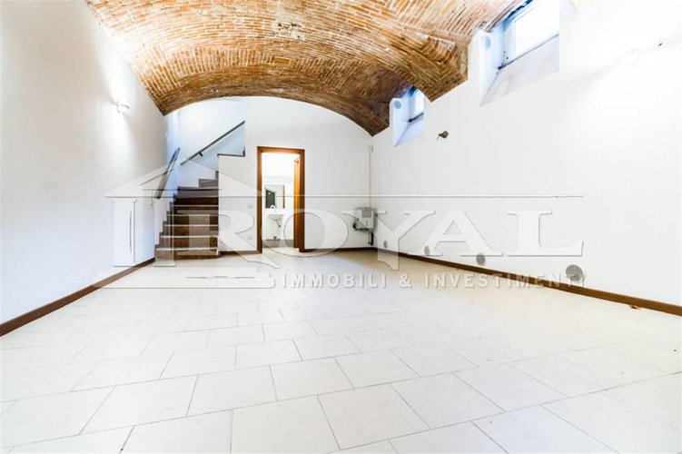 Negozio ristrutturato di 160 mq con due vetrine su strada Bergamo